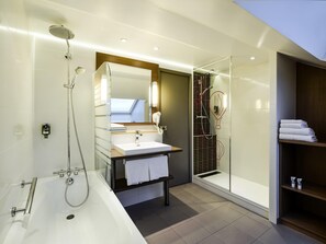 Privilege, Zimmer, 1 Doppelbett und Schlafsofa | Hochwertige Bettwaren, Minibar, Zimmersafe, Schreibtisch