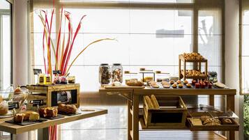 Petit déjeuner buffet servi tous les jours en supplément