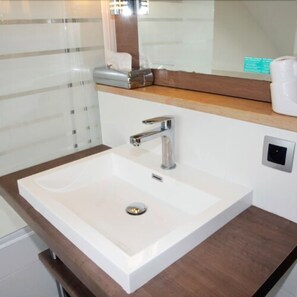Combined shower/tub, eco-friendly toiletries, hair dryer, bidet