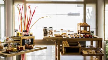 Bữa sáng buffet hàng ngày với phụ phí nhỏ