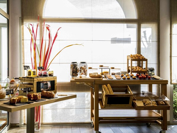 Daily buffet breakfast for a fee