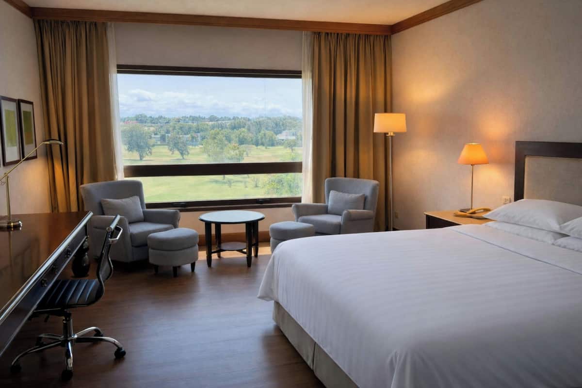 Classic-Zimmer, 1 King-Bett, Blick auf den Golfplatz | Hochwertige Bettwaren, Select-Comfort-Betten, Minibar, Zimmersafe