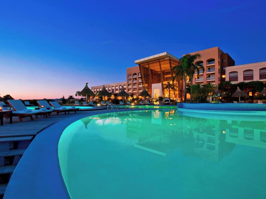 Een binnenzwembad en een seizoensgebonden buitenzwembad