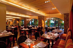 Phục vụ bữa sáng, bữa trưa và bữa tối 