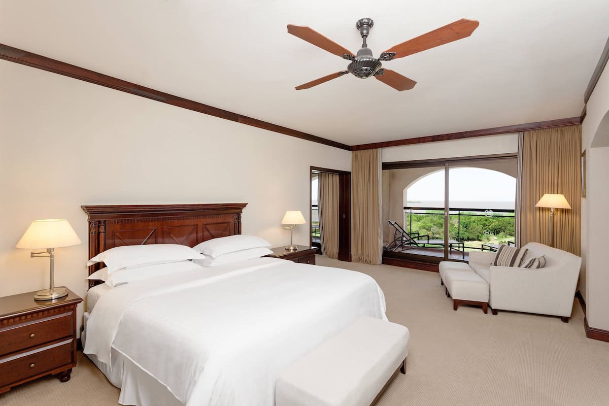 套房, 1 张特大床, 阳台, 河景 | 高档床上用品、Select Comfort 床、迷你吧、客房内保险箱