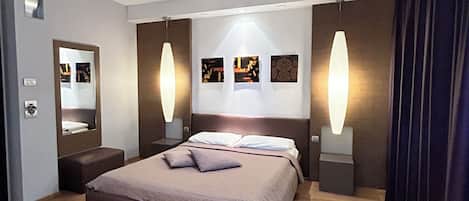 Superior dubbelrum | Duntäcken, minibar, värdeförvaringsskåp på rummet och skrivbord