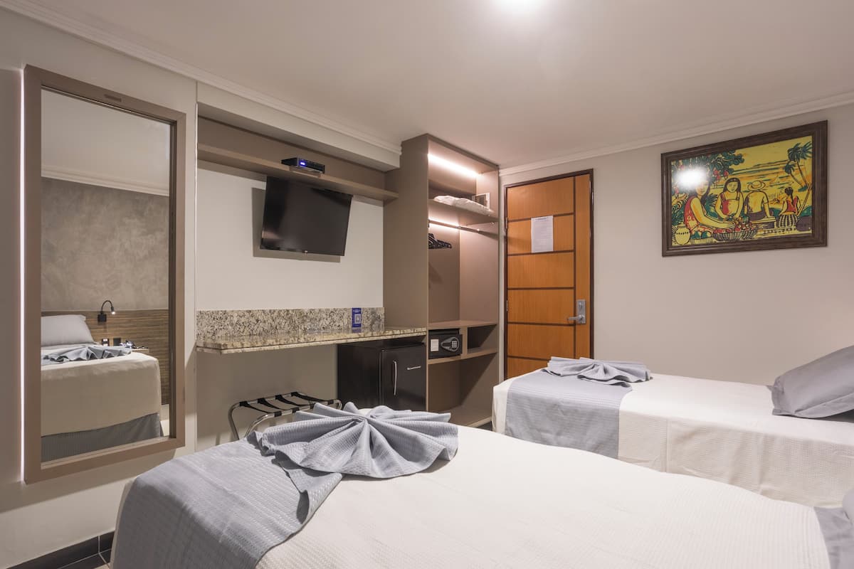 Quarto Duplo Superior com Vista Lateral do Mar | Premium bedding, minibar, in-room safe, individually decorated