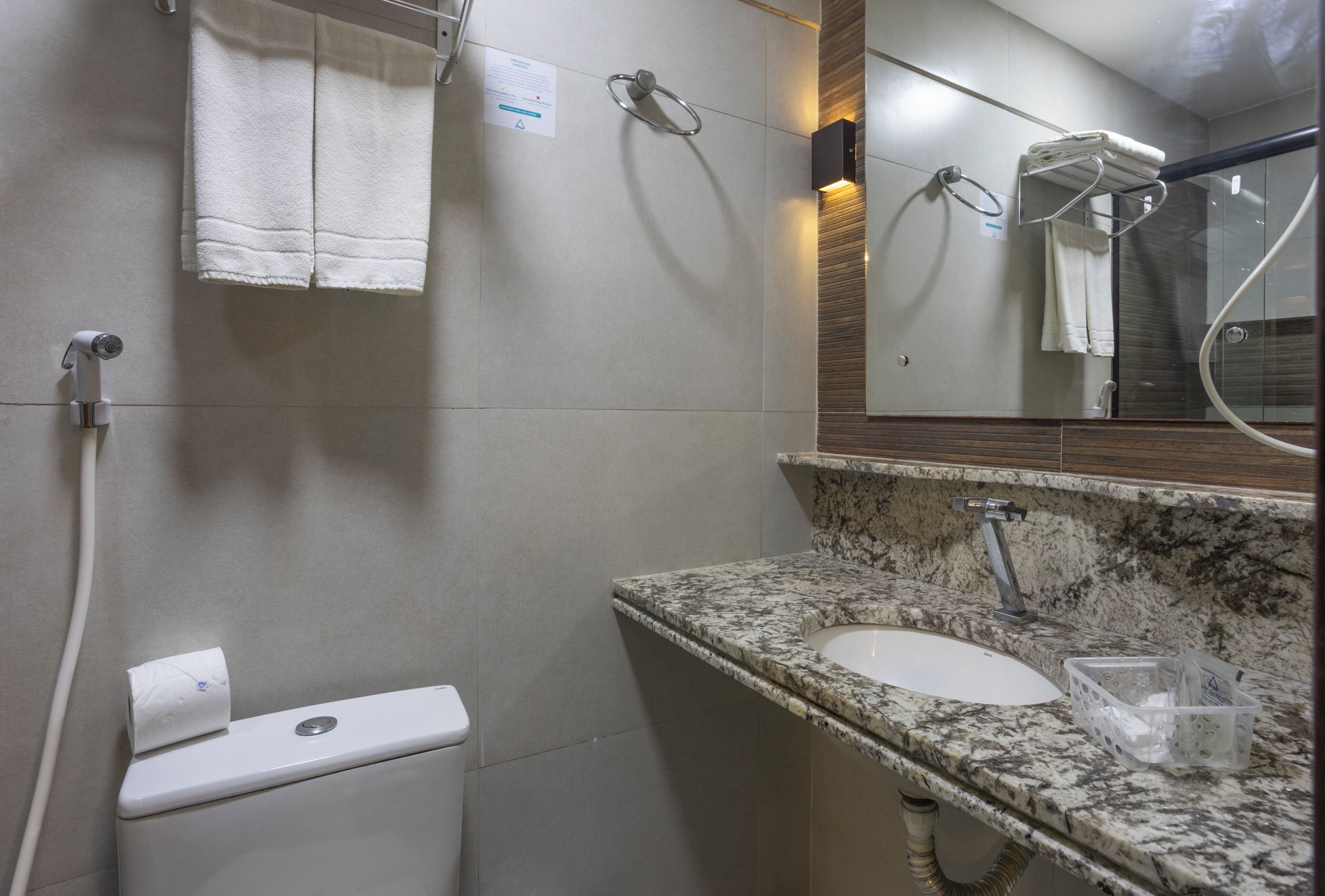 Kamer | Badkamer | Een douche, gratis toiletartikelen, een haardroger, handdoeken