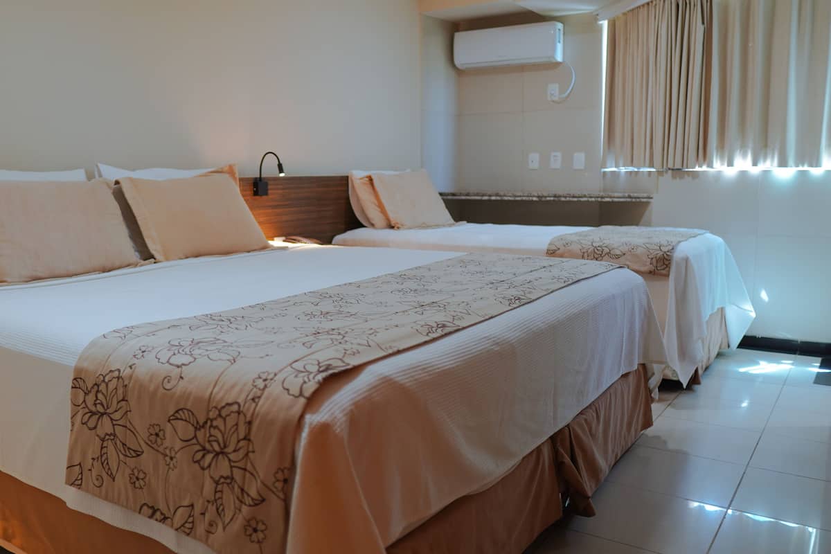 Quarto Triplo Superior com Vista Lateral do Mar | Bộ đồ giường cao cấp, minibar, két bảo mật tại phòng