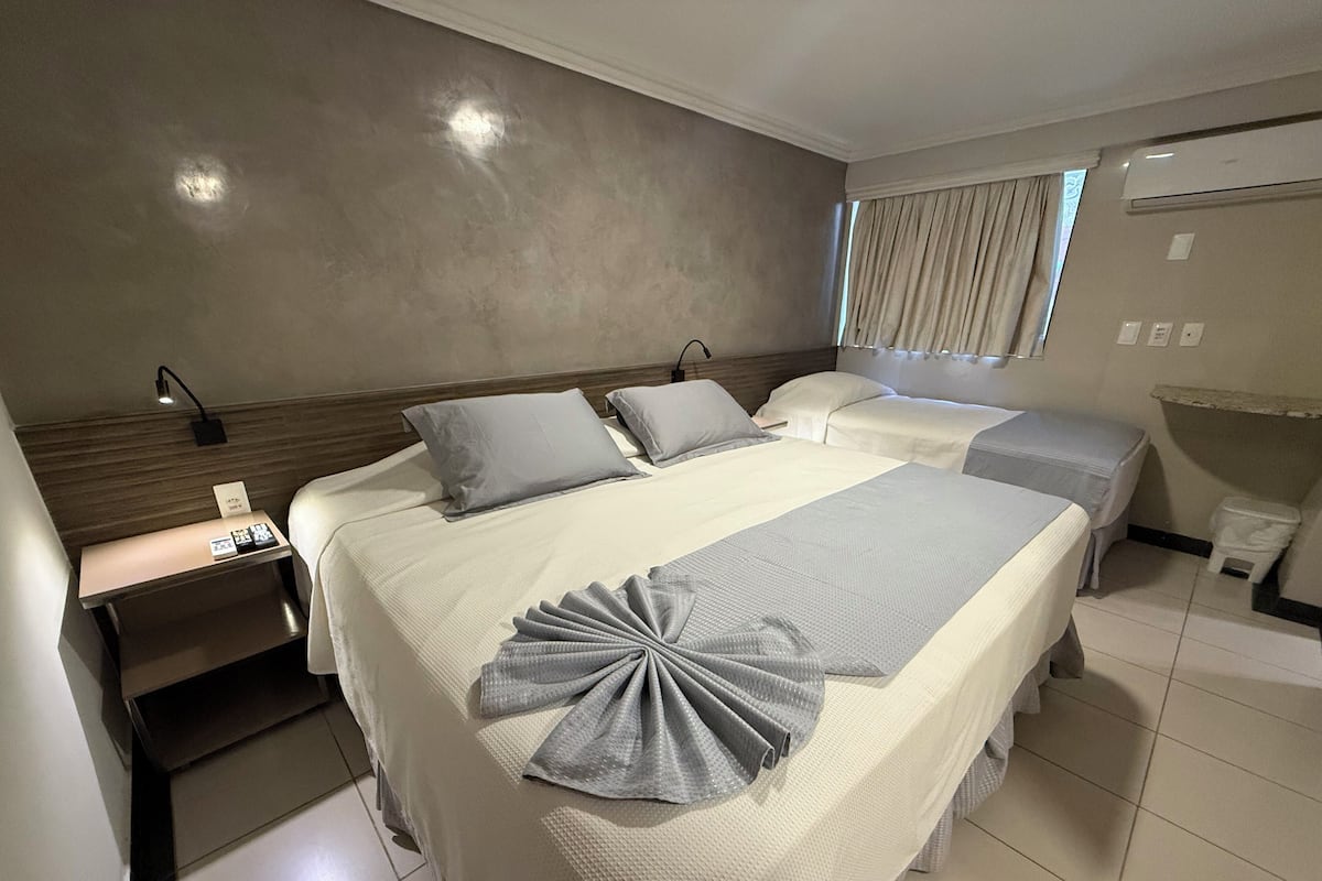 Quarto Triplo Superior com Vista Lateral do Mar | Premium bedding, minibar, in-room safe, individually decorated