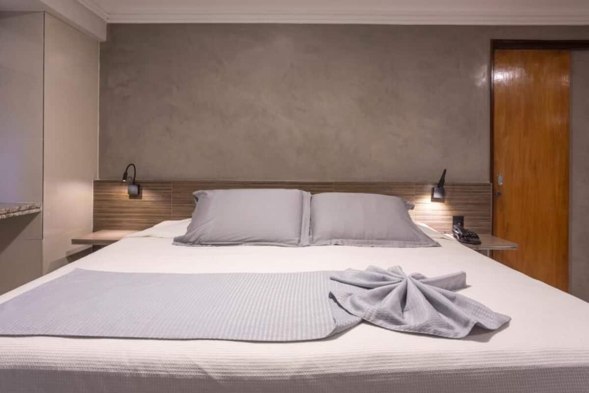 Roupas de cama premium, frigobar, cofres nos quartos, Wi-Fi de cortesia
