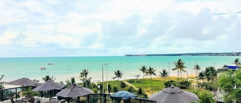 Di pantai, pasir putih, tuala pantai