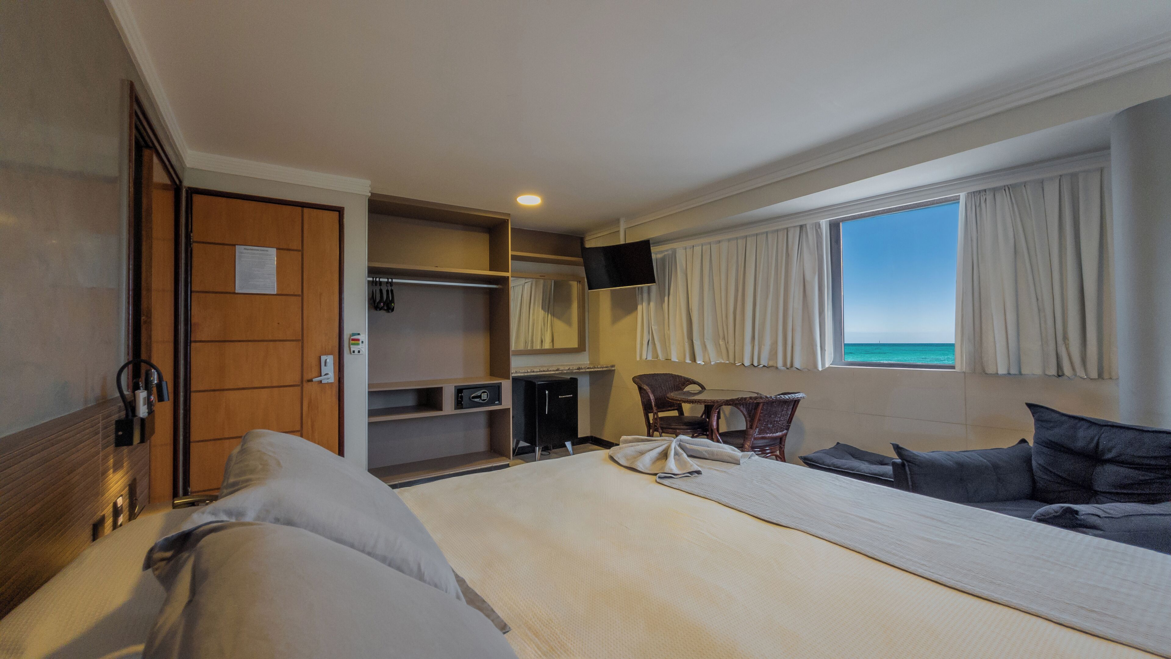 Kamer | Luxe beddengoed, een minibar, een kluis op de kamer