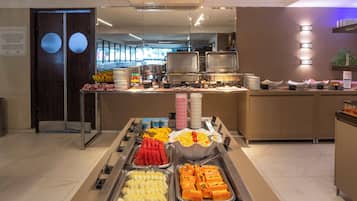 Um buffet com diversos pratos e utensílios.