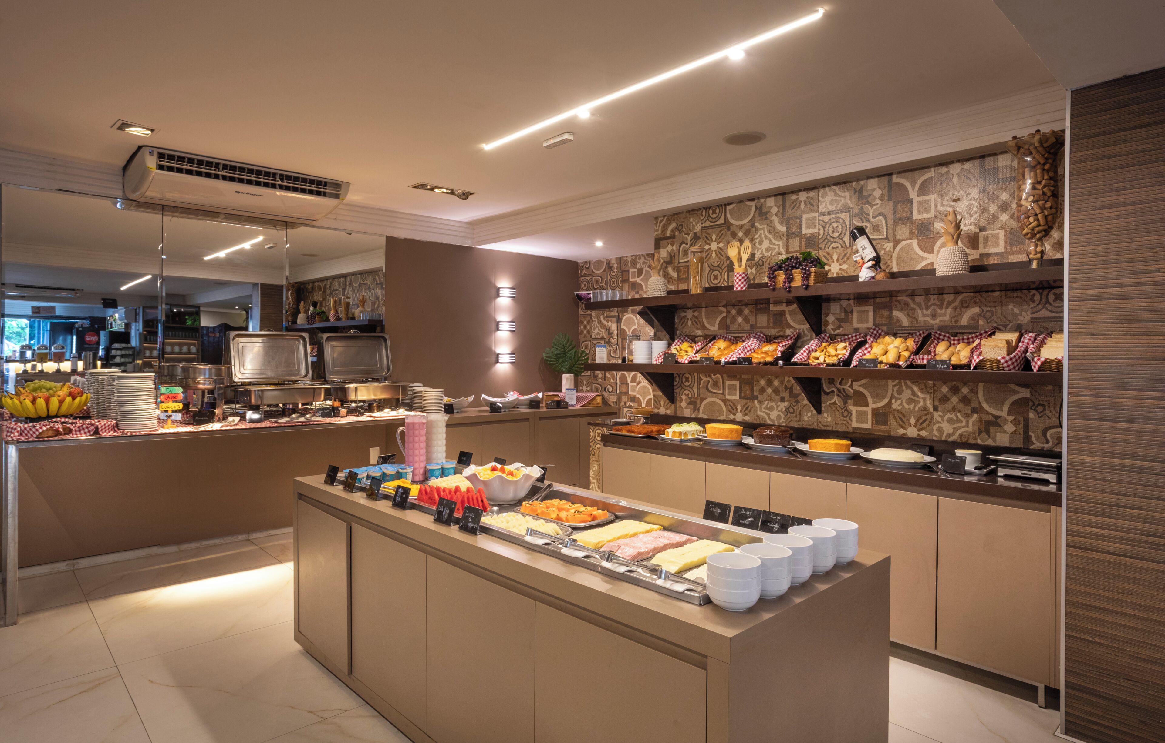 Café da manhã com pratos da culinária local grátis todos os dias