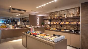 Café da manhã com pratos da culinária local grátis todos os dias