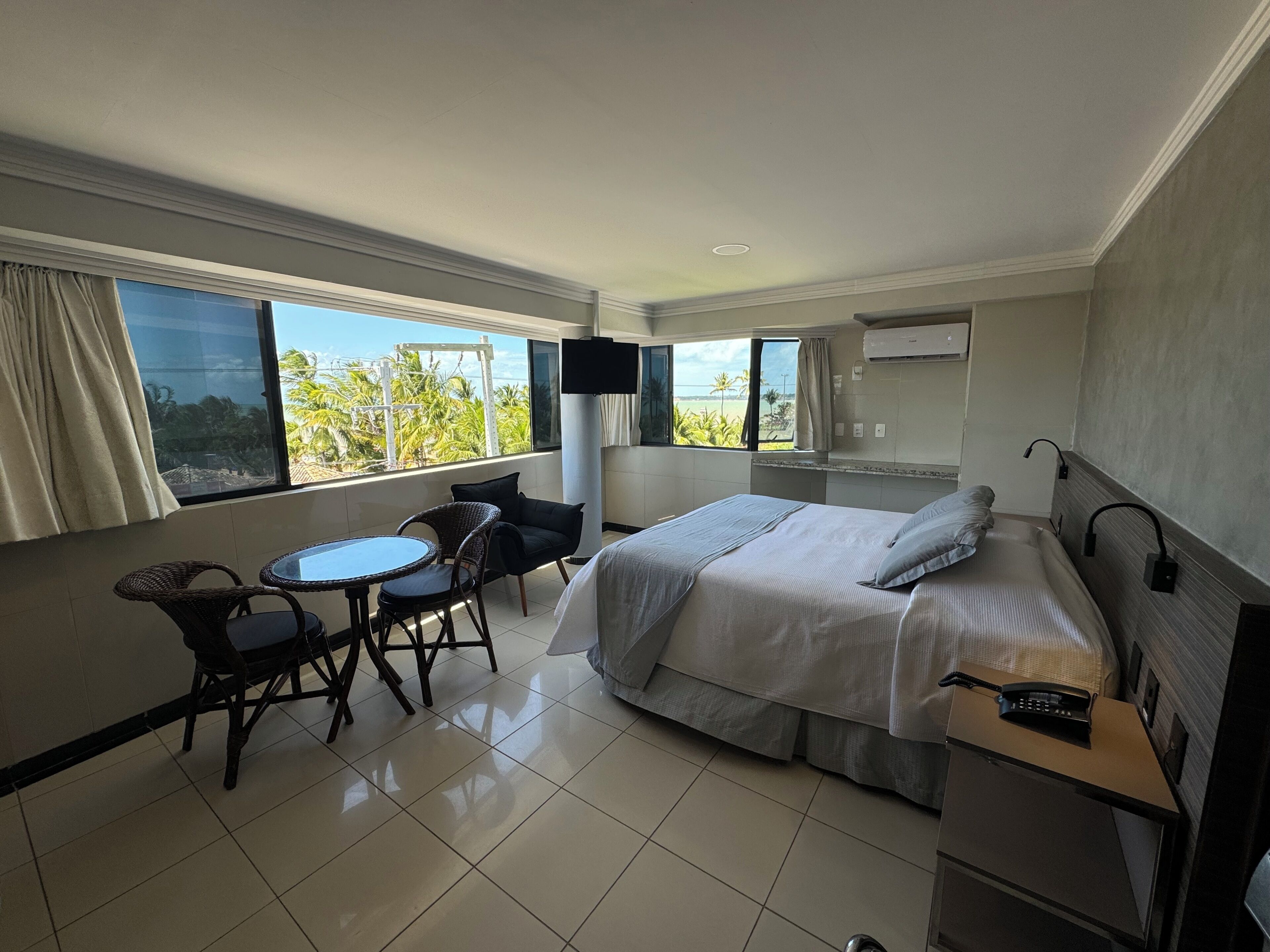 Luxo Frente Mar | Ylelliset vuodevaatteet, minibaari, tallelokero huoneessa