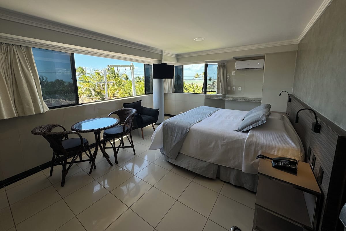 Luxo Frente Mar | Ylelliset vuodevaatteet, minibaari, tallelokero huoneessa