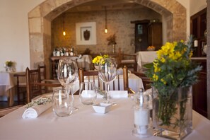 Se sirven desayunos, comidas y cocina mediterránea con vista al jardín