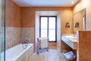 Superior kamer, terras | Badkamer | Een diep bad, gratis toiletartikelen, een haardroger, badjassen
