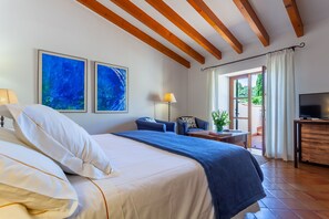 Habitación superior, Terraza | Ropa de cama de alta calidad, camas con efecto memoria y minibar 