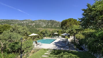 Piscine extérieure, chaises longues
