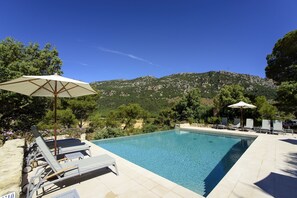 Alberca al aire libre y camastros 