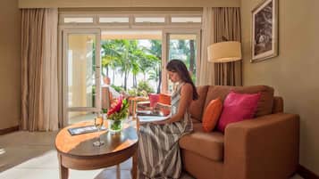 Suite, frente a la playa | Minibar, caja fuerte, escritorio y espacio para trabajar con un portátil