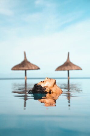 Piscine extérieure, parasols, chaises longues