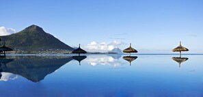 Kolam renang terbuka, payung kolam, kerusi lepak pantai 