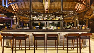Bar junto a la piscina