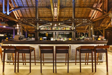Bar junto a la piscina. Sands Suites Resort & Spa