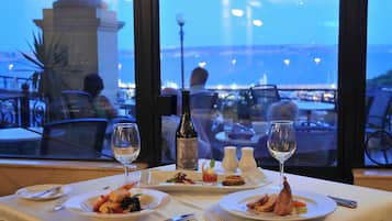 3 restaurantes; se sirven desayunos, cenas y cocina mediterránea