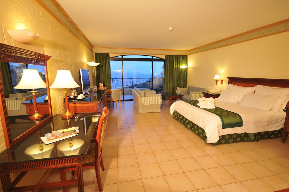 Superior Room, Terrace, Sea View | Bar mini, peti besi dalam bilik, meja, langsir/tirai gelap terus