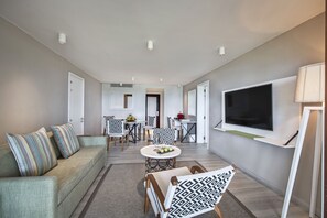 Deluxe suite | Luxe beddengoed, een minibar, een kluis op de kamer, een bureau