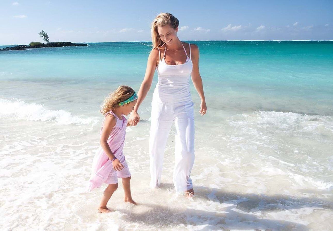 Trên bãi biển, cát trắng, ghế dài tắm nắng, dù trên bãi biển 