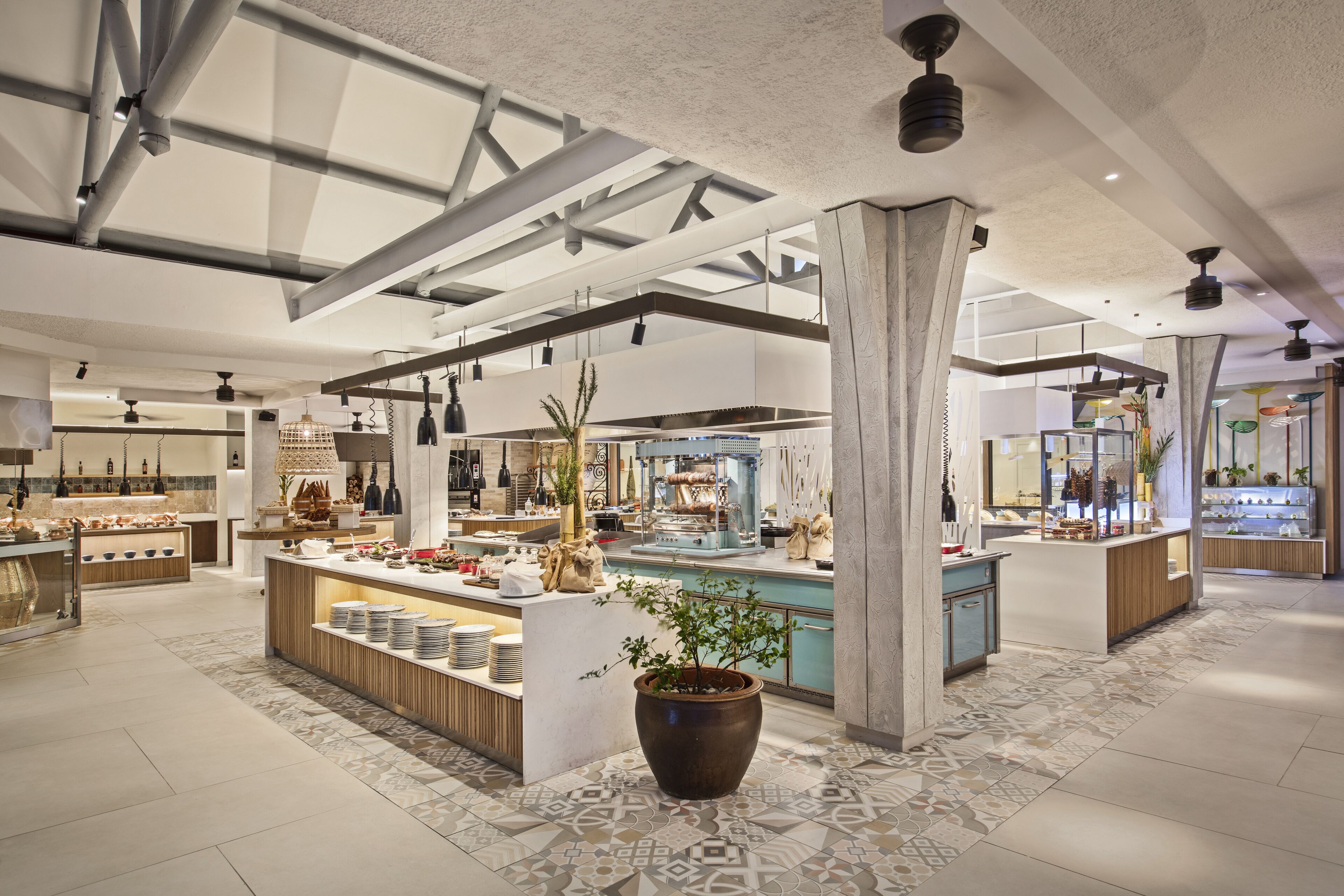 Un interior moderno con vigas a la vista, una isla central con una planta y varios mostradores de exhibición.