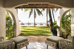 Room, Beachfront (Prestige) | Premium bedding, minibar, in-room safe, desk - Constance Belle Mare Plage (Belle Mare)