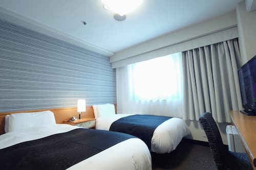 Down comforters, pillowtop beds, desk, blackout drapes