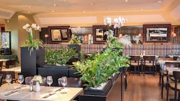 Breakfast, lunch, dinner served; Italian cuisine