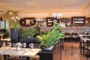 Breakfast, lunch, dinner served; Italian cuisine 