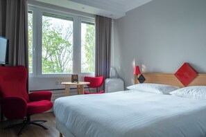 Habitación estándar doble | Escritorio, cortinas opacas, sistema de insonorización y cunas gratuitas