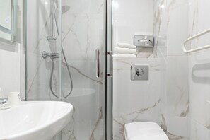 Yhden hengen huone | Kylpyhuone | Ilmaiset hygieniatuotteet, hiustenkuivaaja, pyyhkeet