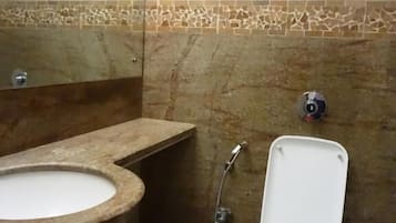 Ducha, artículos de tocador gratuitos, toallas