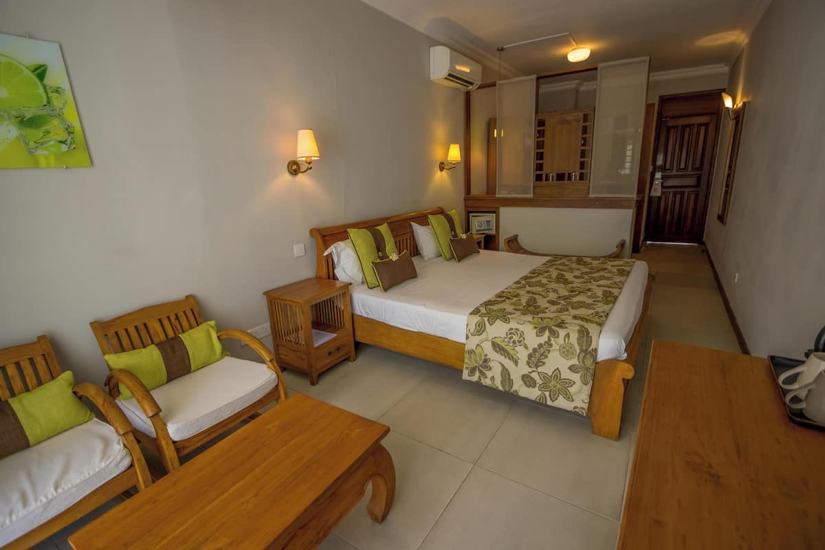 2 bedrooms, in-room safe, soundproofing, WiFi (free)