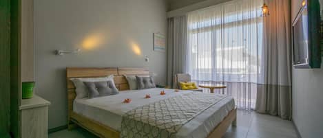 Una camera da letto ordinata con un letto, un comodino e un tavolino con una sedia.