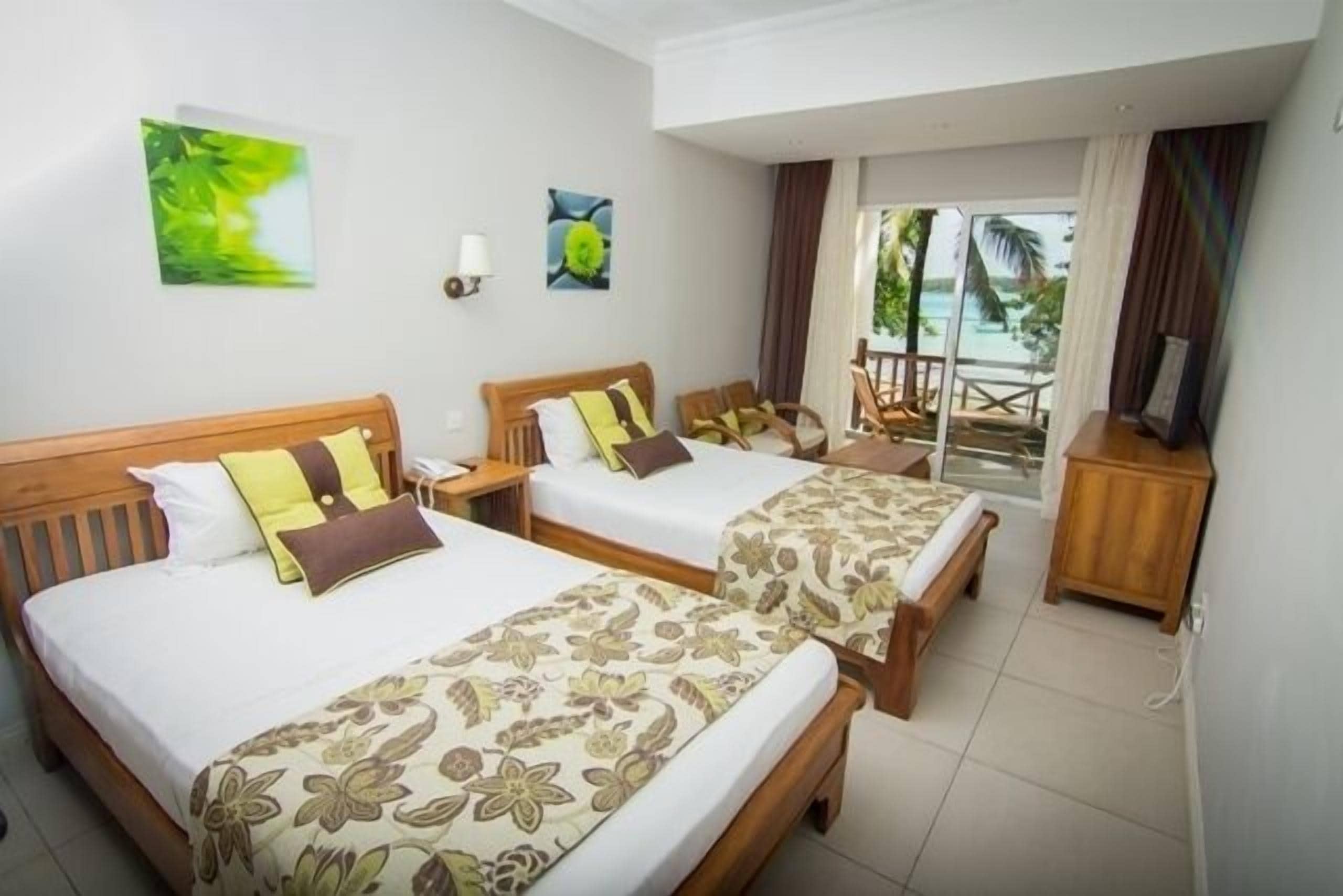 Le Peninsula Bay Beach Resort