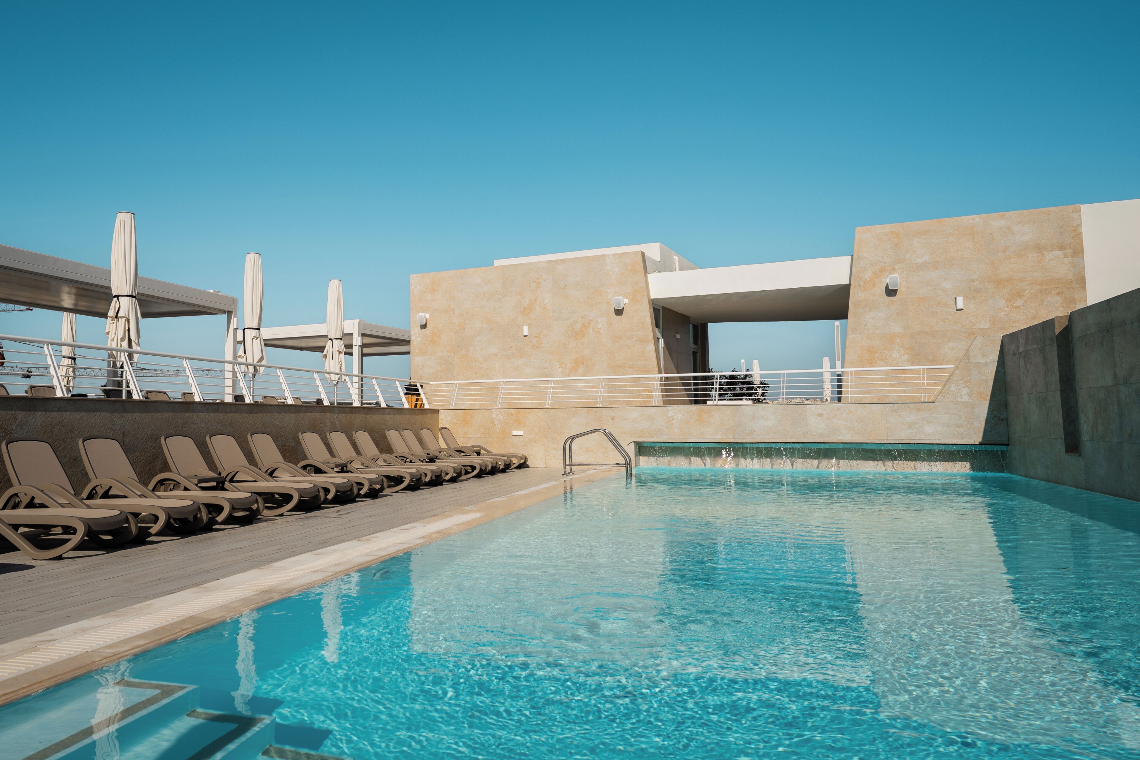 Piscine extérieure (ouverte en saison), parasols de plage