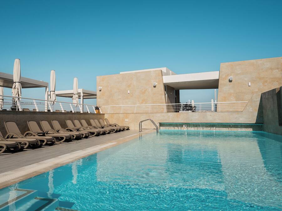 Piscina externa sazonal, funciona das 8h às 19h, guarda-sóis