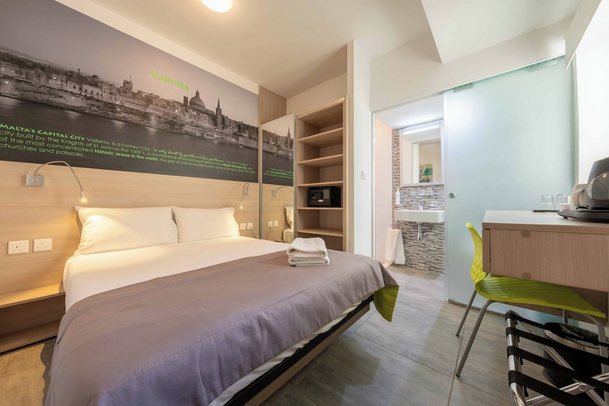 Quarto casal econômico | Cofres nos quartos, escrivaninha, Wi-Fi de cortesia, roupa de cama